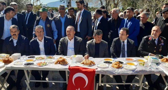 Bakan Çavuşoğlu İdlib şehidinin ailesini ziyaret etti