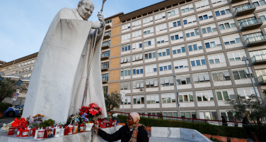 Hastanedeki Dördüncü Günde Papa, Cemaatini Yalnez Bikakmadi