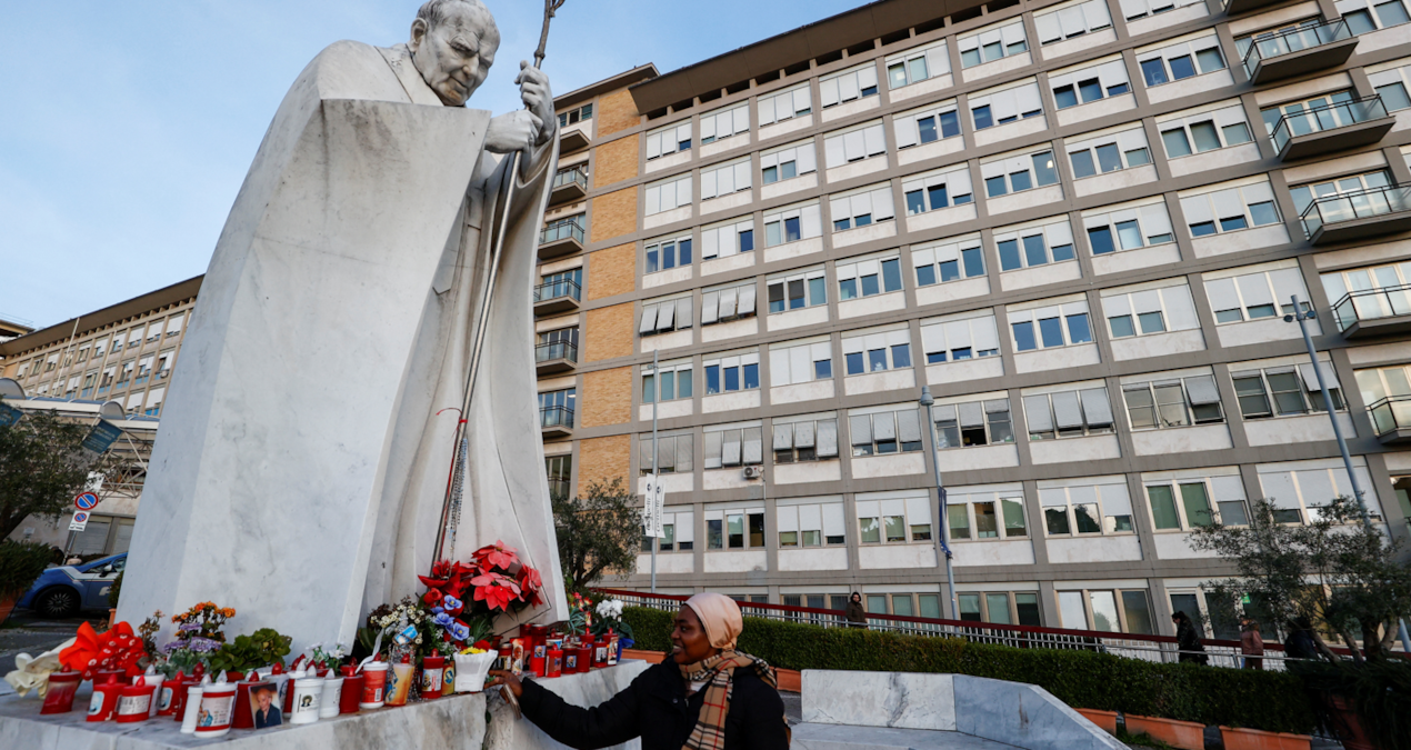 Hastanedeki Dördüncü Günde Papa, Cemaatini Yalnez Bikakmadi