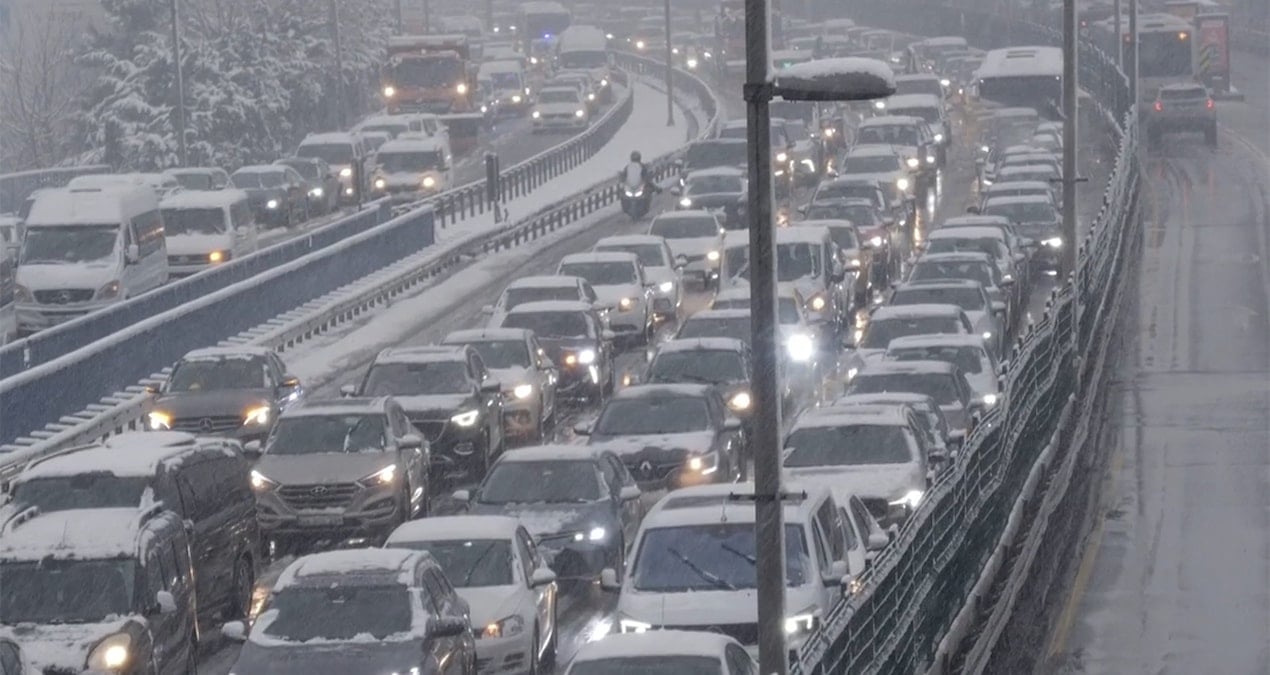 İstanbul’da Trafik Durdu, Araçlar Kontak Kapath