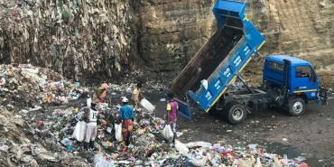 Antalya8217da-Bitmeyen-Cop-Ev-Drami-3-Yilda-20-Kamyon-Atik-featured