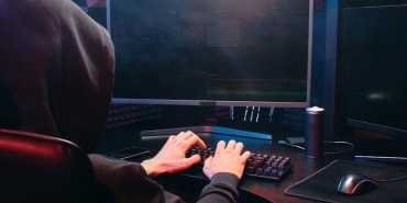 Fenerbahce-Otobusune-Cirkin-Saldiri-Oyuncular-Can-Guvenligi-Endisesi-Tasidi-featured