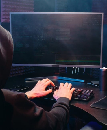 Fenerbahce-Otobusune-Cirkin-Saldiri-Oyuncular-Can-Guvenligi-Endisesi-Tasidi-featured